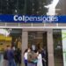 Trabajadores colombianos en fila para trámites pensionales ante Colpensiones en Bogotá