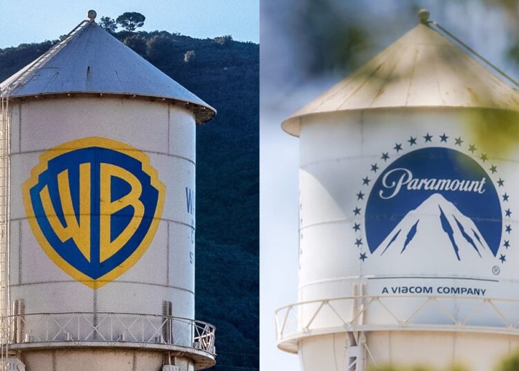 Logotipos de Warner Bros Discovery y Paramount Skydance en pantallas durante anuncio de fusión corporativa