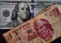 Migrante mexicano realizando una transferencia de remesas en una oficina de envío de dinero en Estados Unidos