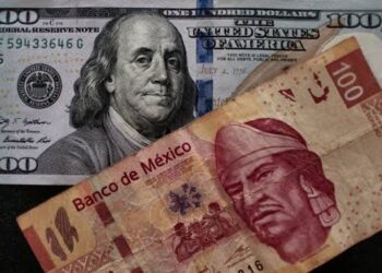 Migrante mexicano realizando una transferencia de remesas en una oficina de envío de dinero en Estados Unidos
