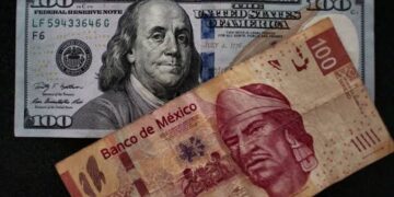 Migrante mexicano realizando una transferencia de remesas en una oficina de envío de dinero en Estados Unidos