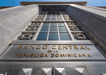 Billetes de dólares sobre una mesa representando el flujo de remesas recibidas en República Dominicana en 2026