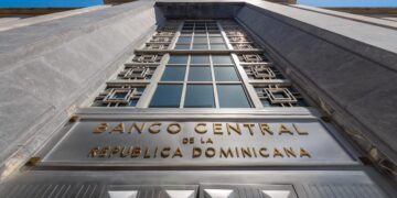 Billetes de dólares sobre una mesa representando el flujo de remesas recibidas en República Dominicana en 2026