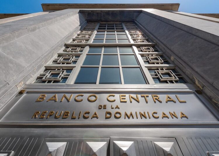 Billetes de dólares sobre una mesa representando el flujo de remesas recibidas en República Dominicana en 2026