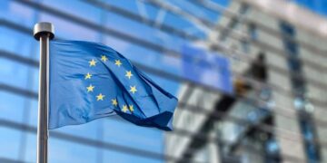 Pantalla de computadora mostrando reseñas de hoteles en Booking con estrellas y comentarios de huéspedes