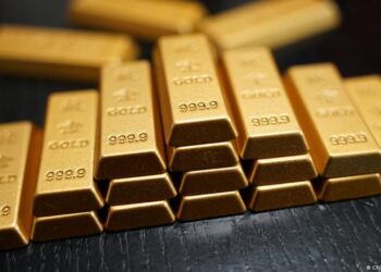 Lingotes de oro apilados en bóvedas de un banco central, representando reservas internacionales de América Latina