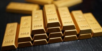 Lingotes de oro apilados en bóvedas de un banco central, representando reservas internacionales de América Latina