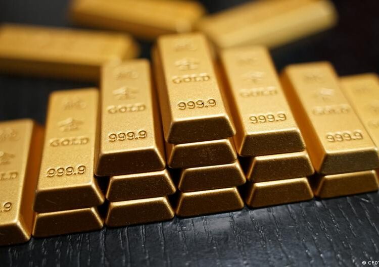 Lingotes de oro apilados en bóvedas de un banco central, representando reservas internacionales de América Latina