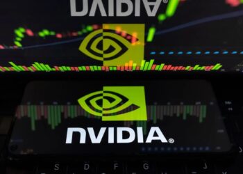 Sede de Nvidia con logo de la empresa, fabricante de chips de inteligencia artificial con valoración superior a cinco billones de dólares