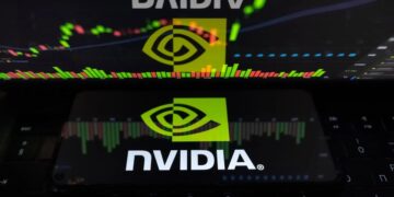 Sede de Nvidia con logo de la empresa, fabricante de chips de inteligencia artificial con valoración superior a cinco billones de dólares