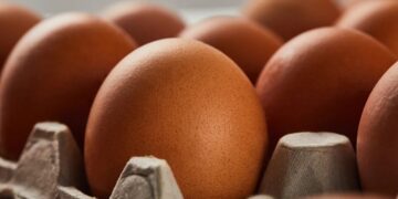 Cartones de huevos en un supermercado de Estados Unidos afectados por retiro por salmonela de la FDA