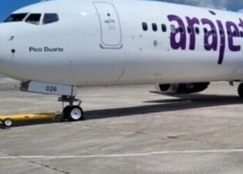 Avión de Arajet en pista de aeropuerto durante operaciones de temporada alta