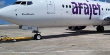 Avión de Arajet en pista de aeropuerto durante operaciones de temporada alta