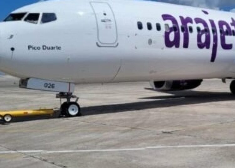 Avión de Arajet en pista de aeropuerto durante operaciones de temporada alta