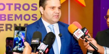 Mercado de alimentos en República Dominicana con productos agrícolas como yuca, plátano y ajíes