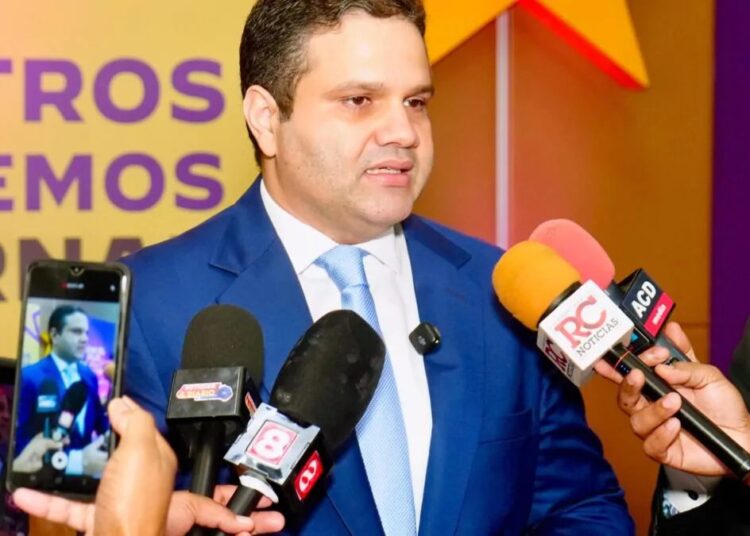 Mercado de alimentos en República Dominicana con productos agrícolas como yuca, plátano y ajíes