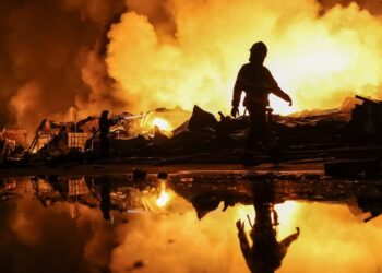 Columna de humo negro sobre edificios residenciales de Kiev tras ataque ruso con misiles y drones en la madrugada del miércoles