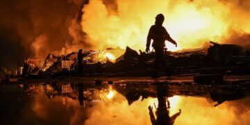 Columna de humo negro sobre edificios residenciales de Kiev tras ataque ruso con misiles y drones en la madrugada del miércoles