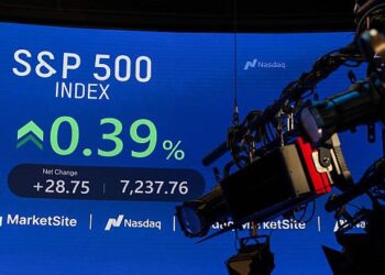 Pantalla del NYSE mostrando el índice S&P 500 en un nuevo máximo histórico durante la tercera semana ganadora consecutiva