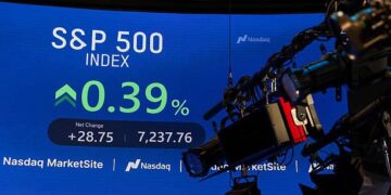 Pantalla del NYSE mostrando el índice S&P 500 en un nuevo máximo histórico durante la tercera semana ganadora consecutiva