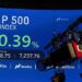 Pantalla del NYSE mostrando el índice S&P 500 en un nuevo máximo histórico durante la tercera semana ganadora consecutiva