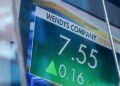 Pantalla del NYSE mostrando el alza del S&P 500 en su máximo histórico de 7,757 puntos durante la mejor semana de Wall Street desde abril