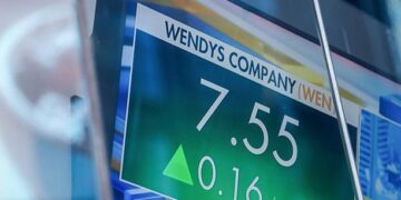 Pantalla del NYSE mostrando el alza del S&P 500 en su máximo histórico de 7,757 puntos durante la mejor semana de Wall Street desde abril