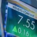 Pantalla del NYSE mostrando el alza del S&P 500 en su máximo histórico de 7,757 puntos durante la mejor semana de Wall Street desde abril