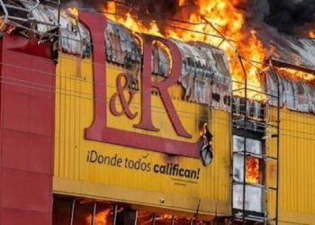 Brigadas de bomberos combaten un incendio en una sucursal de L&R Comercial en la avenida Las Américas