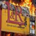 Brigadas de bomberos combaten un incendio en una sucursal de L&R Comercial en la avenida Las Américas