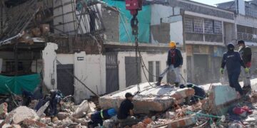 Escombros de edificios colapsados en Cali, Colombia, tras el terremoto de magnitud 7.4 del lunes