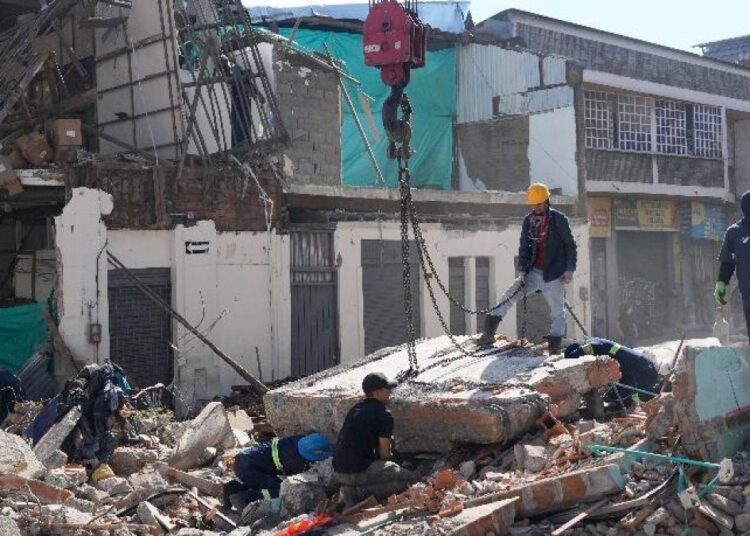 Escombros de edificios colapsados en Cali, Colombia, tras el terremoto de magnitud 7.4 del lunes