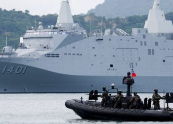 Soldados taiwaneses durante ejercicios militares con equipamiento en las maniobras anuales Han Kuang