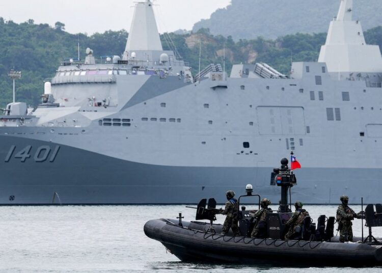Soldados taiwaneses durante ejercicios militares con equipamiento en las maniobras anuales Han Kuang