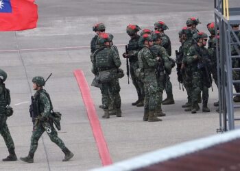 Reservistas taiwaneses realizando ejercicios de tiro con fusiles de asalto en una playa frente al estrecho de Taiwán durante las maniobras Han Kuang