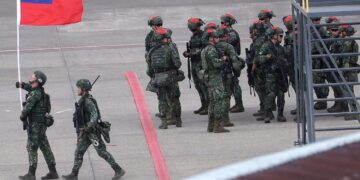 Reservistas taiwaneses realizando ejercicios de tiro con fusiles de asalto en una playa frente al estrecho de Taiwán durante las maniobras Han Kuang