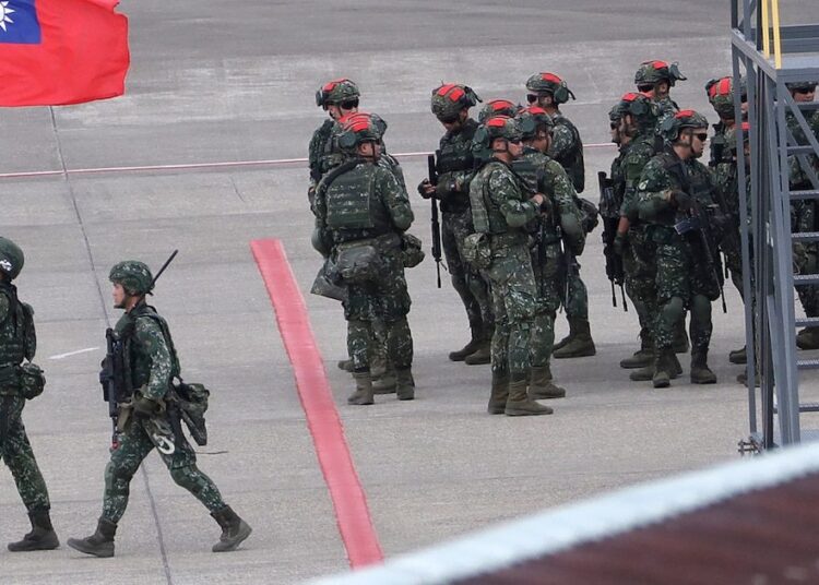 Reservistas taiwaneses realizando ejercicios de tiro con fusiles de asalto en una playa frente al estrecho de Taiwán durante las maniobras Han Kuang