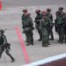 Reservistas taiwaneses realizando ejercicios de tiro con fusiles de asalto en una playa frente al estrecho de Taiwán durante las maniobras Han Kuang