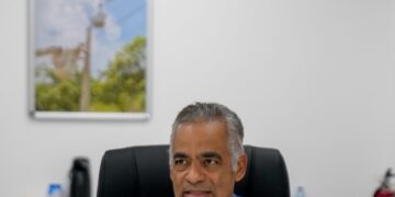 Ministro de Energía y Minas Joel Santos durante declaraciones sobre la tarifa eléctrica en República Dominicana