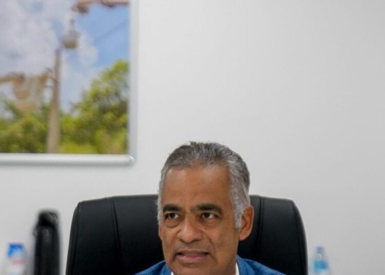 Ministro de Energía y Minas Joel Santos durante declaraciones sobre la tarifa eléctrica en República Dominicana