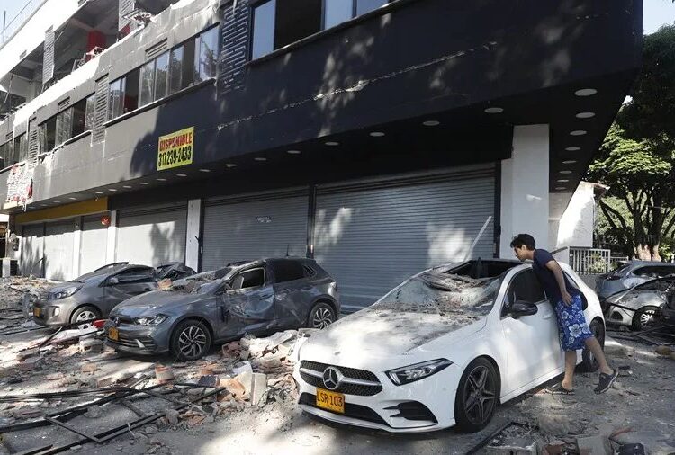 Edificio dañado en Cali tras terremoto de magnitud 7.4 en Colombia el 10 de agosto de 2026