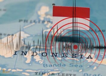 Personas evacuando hacia zonas altas en la isla de Flores, Indonesia, tras el terremoto de magnitud 7.7 del 14 de agosto de 2026