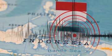 Personas evacuando hacia zonas altas en la isla de Flores, Indonesia, tras el terremoto de magnitud 7.7 del 14 de agosto de 2026