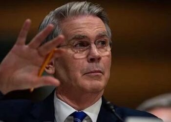 Scott Bessent, secretario del Tesoro de EE.UU., ante el edificio del Departamento del Tesoro en Washington D.C.