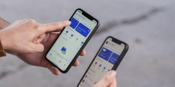 Persona realizando una transferencia internacional desde un teléfono móvil con la app de Global66 en Colombia