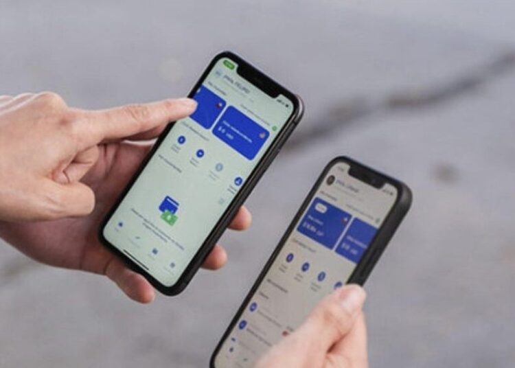 Persona realizando una transferencia internacional desde un teléfono móvil con la app de Global66 en Colombia