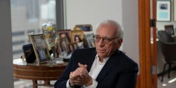 Nelson Peltz y fachada de restaurante Wendy's mientras Trian prepara oferta para privatizar la cadena