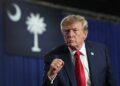 Donald Trump frente a una bandera de Estados Unidos anunciando acuerdo petrolero con Venezuela