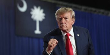 Donald Trump frente a una bandera de Estados Unidos anunciando acuerdo petrolero con Venezuela