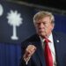 Donald Trump frente a una bandera de Estados Unidos anunciando acuerdo petrolero con Venezuela